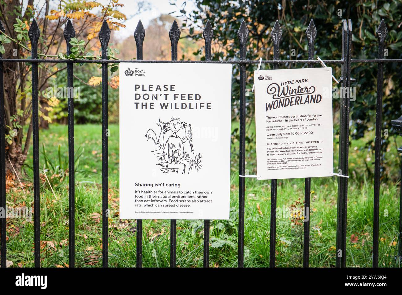 Londres, Royaume-Uni - 17 novembre 2024 : Hyde Park , affiche de Winter Wonderland du 21 novembre 2024 au 5 janvier 2025 sur la clôture et une affiche mettant en garde contre l'alimentation des espèces sauvages. Banque D'Images