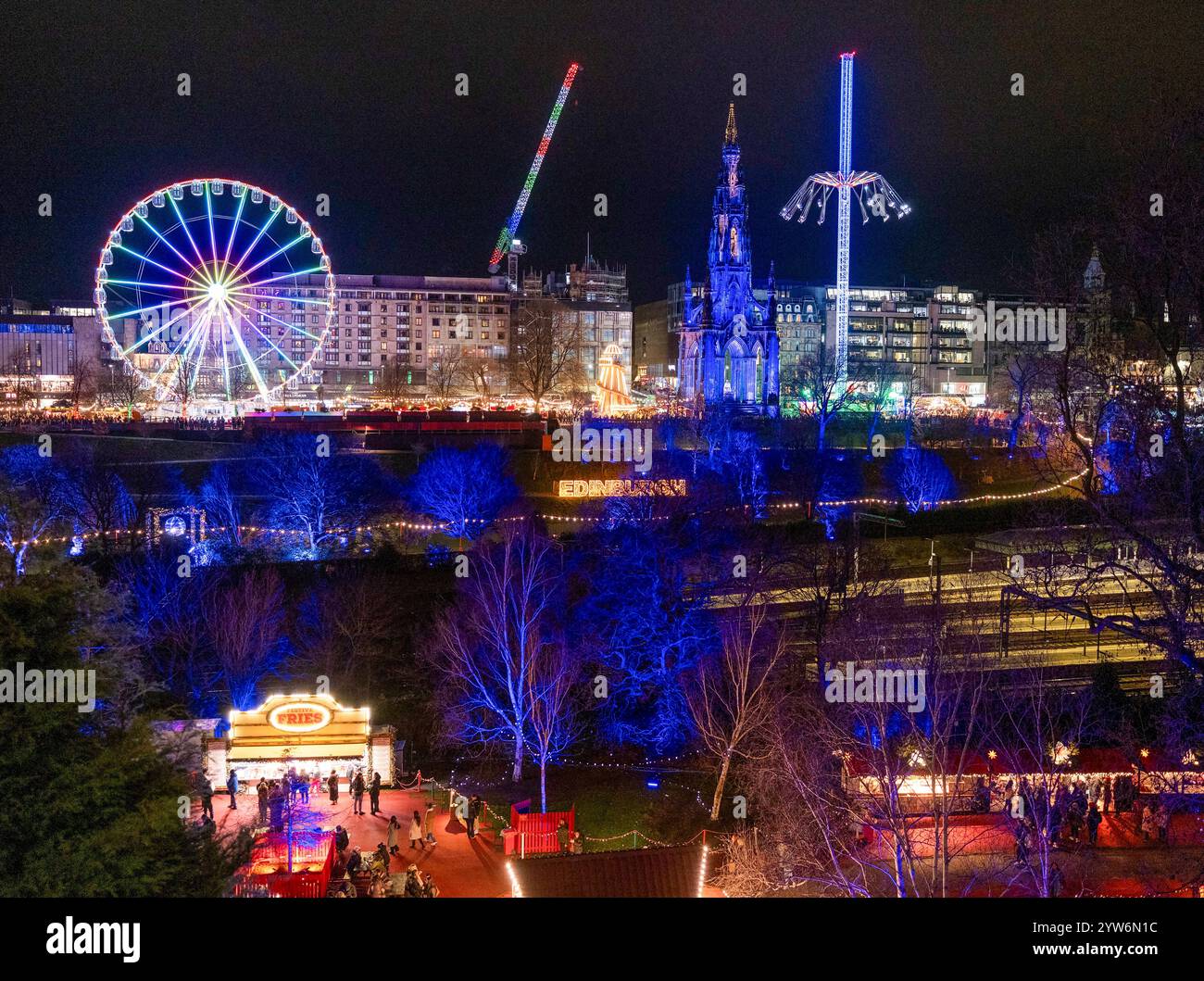 Vue depuis la butte d'Édimbourg événements de Noël dans Princes Street Gardens, Édimbourg, Écosse. Banque D'Images