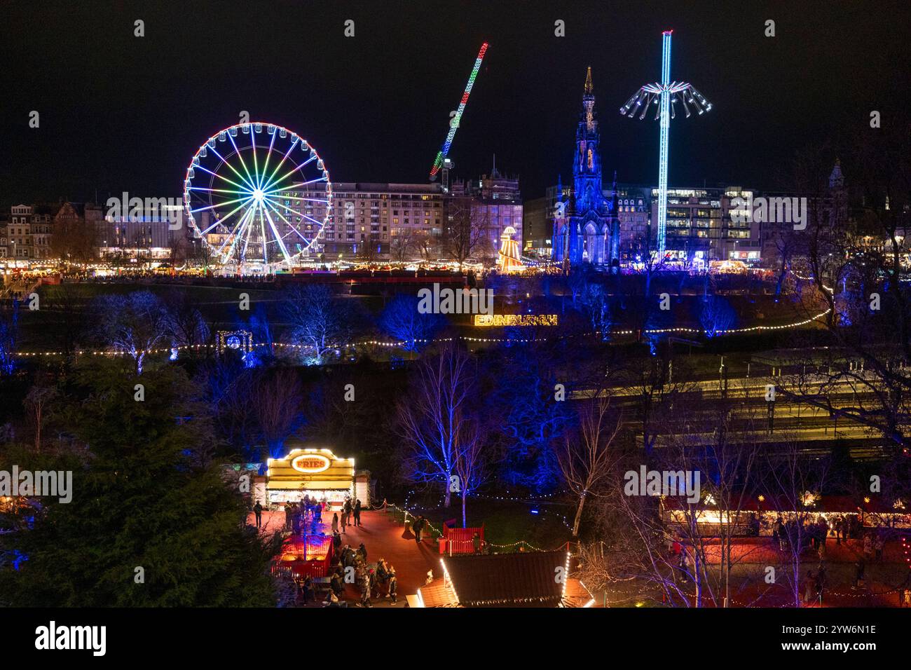Vue depuis la butte d'Édimbourg événements de Noël dans Princes Street Gardens, Édimbourg, Écosse. Banque D'Images