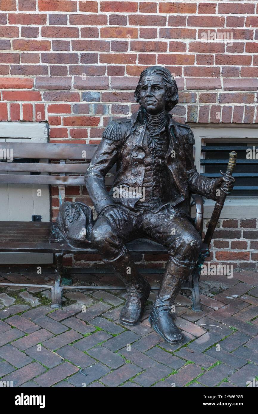 Statue de George Washington en tant que jeune lieutenant-colonel, par Duvall's Tavern, Alexandria, Virginie, États-Unis. Banque D'Images
