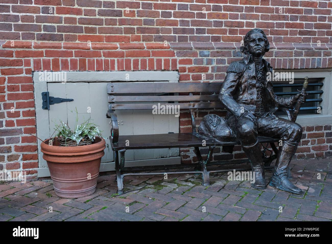 Statue de George Washington en tant que jeune lieutenant-colonel, par Duvall's Tavern, Alexandria, Virginie, États-Unis. Banque D'Images