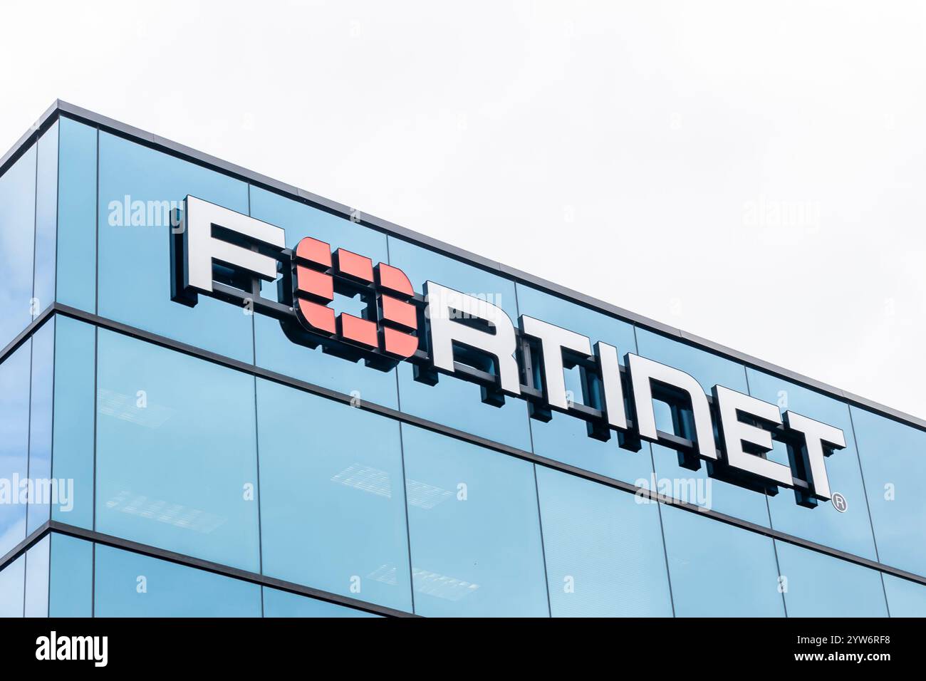 Logo Fortinet technologies sur le bâtiment. Banque D'Images