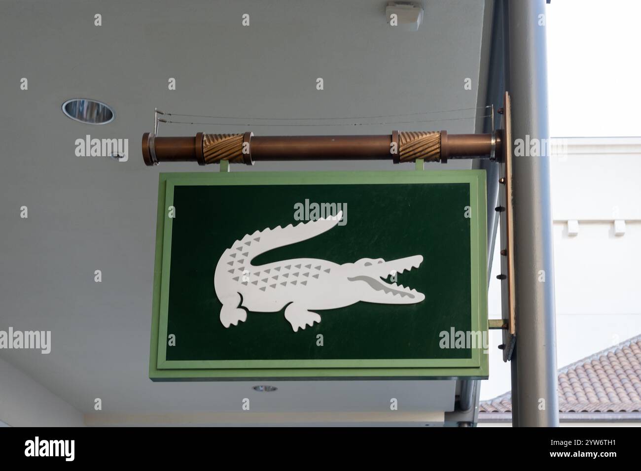 Logo Lacoste dans leur magasin dans un centre commercial à Waikiki, Hawaï. Banque D'Images