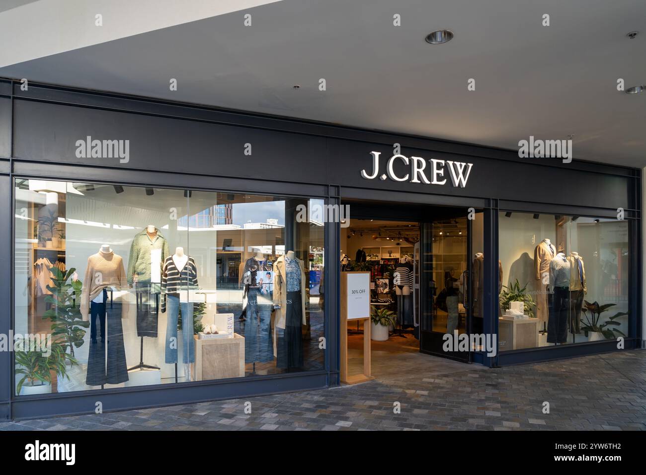 Honolulu, HI, États-Unis - 14 janvier 2024 : gros plan de J. Logo Crew signe dans leur magasin dans un centre commercial à Waikiki, Hawaï. Banque D'Images