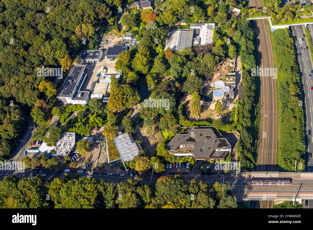 Vue aérienne, zoo de Duisburg dans la zone forestière de Kaiserberg, pont piétonnier et pont vert sur l'autoroute A3, Duissern, Duisburg, région de la Ruhr, Nord Banque D'Images