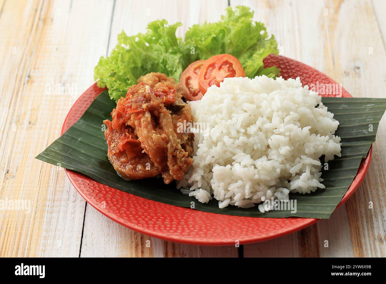 Une assiette de Nasi Ayam Penyet, cuisine de rue populaire indonésienne Banque D'Images