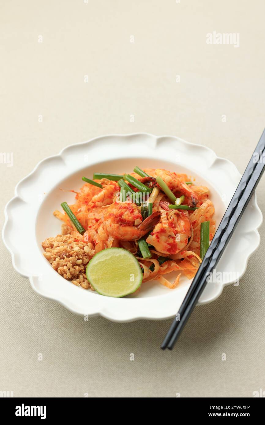 Tampon de fruits de mer thaïlandais aux crevettes à base de nouilles de riz, menu dans les restaurants asiatiques. Concept de menu asiatique ou thaïlandais Banque D'Images Tampon de fruits de mer thaïlandais aux crevettes à base de nouilles de riz, menu dans les restaurants asiatiques. Concept de menu asiatique ou thaïlandais Banque D'Images