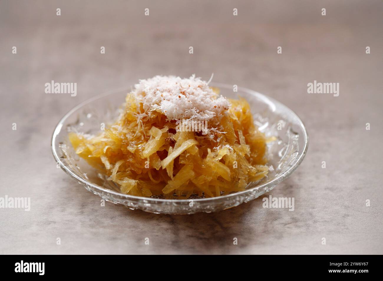 Sawut Singkong, gâteau de manioc avec sucre de palme. Manioc râpé cuit à la vapeur avec cassonade et noix de coco râpée Banque D'Images