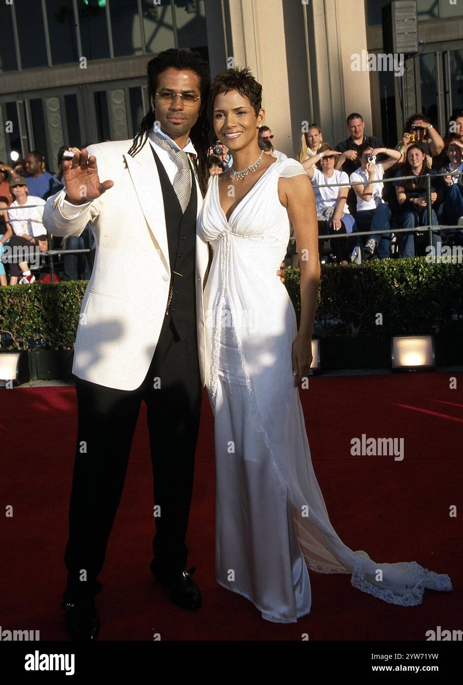 MARS 12, 2002 - K24323NP : 8E ÉCRAN ANNUEL ACTORS GUILD AWARDS. SANCTUAIRE AUD, LA, CA 03/10/2002.HALLE BERRY ET ERIC BENET (crédit image : © Nina Prommer/ZUMA Press Wire) USAGE ÉDITORIAL SEULEMENT! Non destiné à UN USAGE commercial ! Banque D'Images