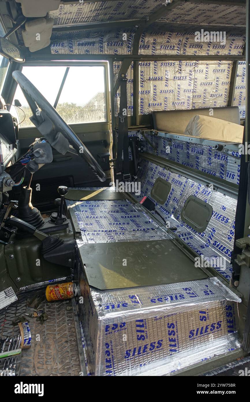 Panneaux insonorisants installés dans un Land Rover Defender 110 de l'armée britannique Banque D'Images