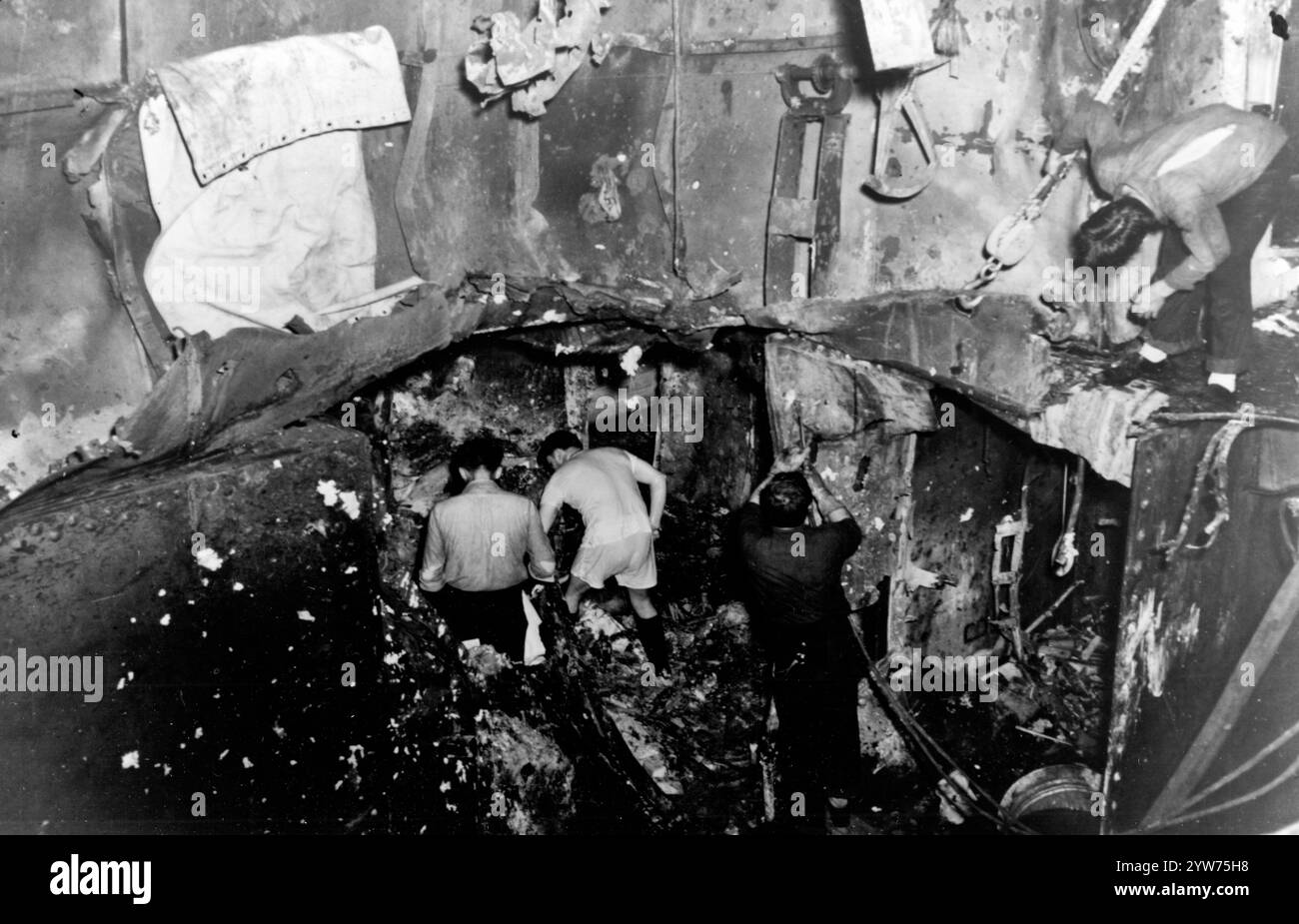 USS Yorktown (CV-5) - vue des dommages sur les troisième et quatrième ponts, au milieu des navires, causés par une bombe de 250 kilogrammes touchée lors de la bataille de la mer de Corail, le 8 mai 1942. Cette vue donne vers l'avant et à tribord depuis l'axe central du navire au cadre 110. Banque D'Images