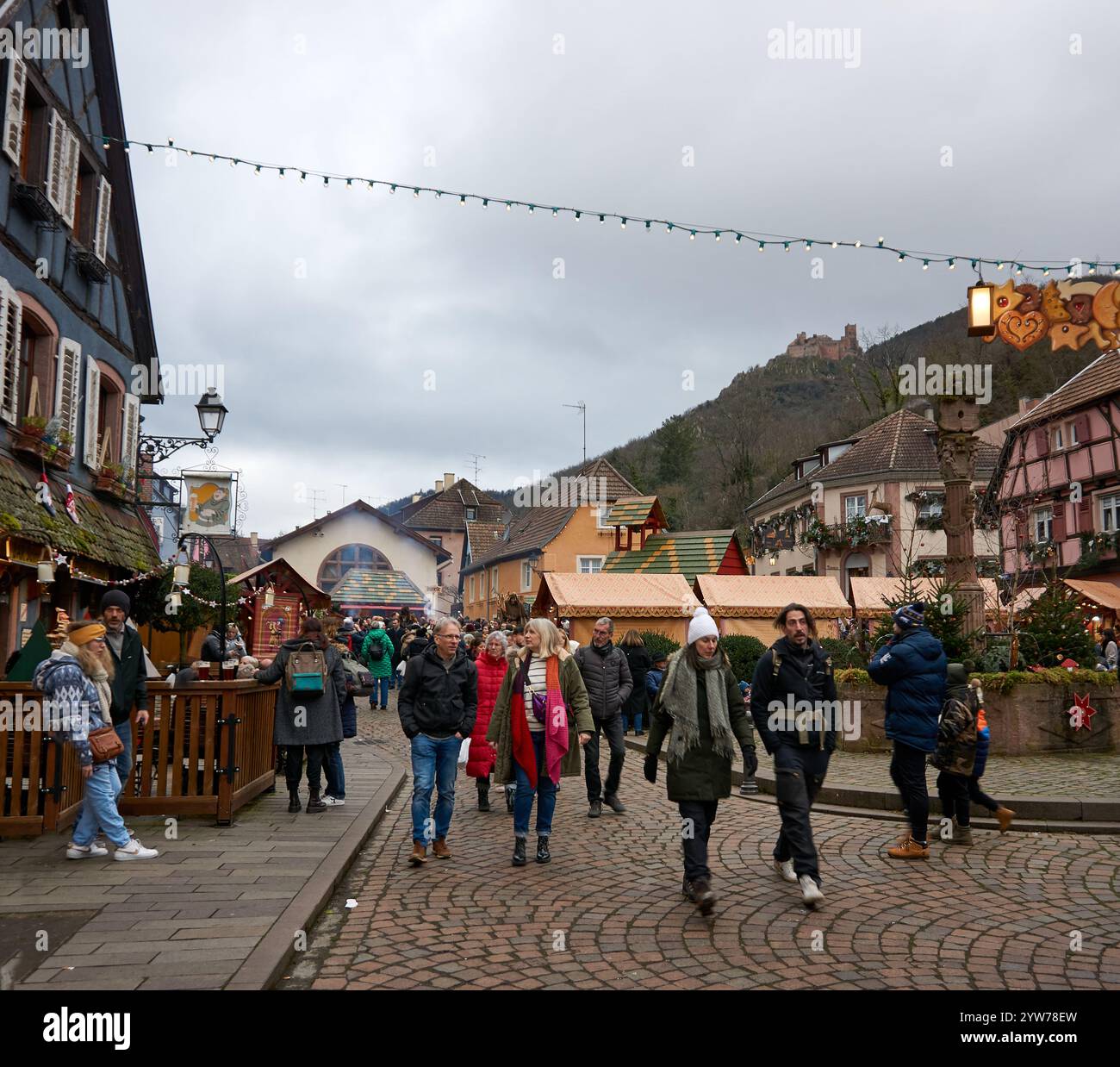 Ribeauville, Alsace, France - 08 décembre 2024 : locaux et touristes apprécient la période de Noël dans le quartier historique de Ribeauville, Alsace, Franc Banque D'Images