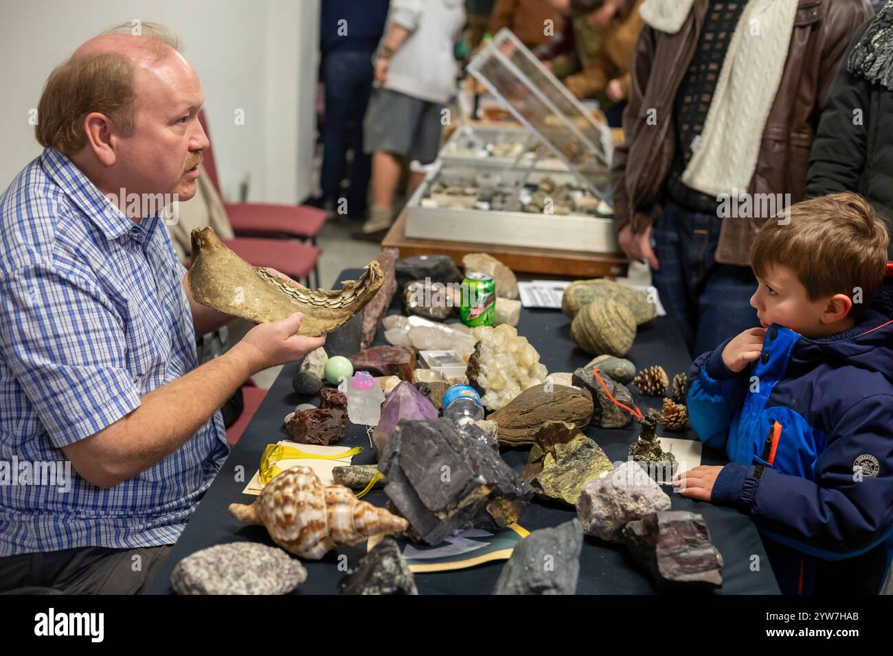 Detroit, Michigan - Un professeur explique un fossile à un garçon au musée minéral de géologie de l'Université d'État Wayne le soir de Noël. La nuit annuelle de Noël au th Banque D'Images