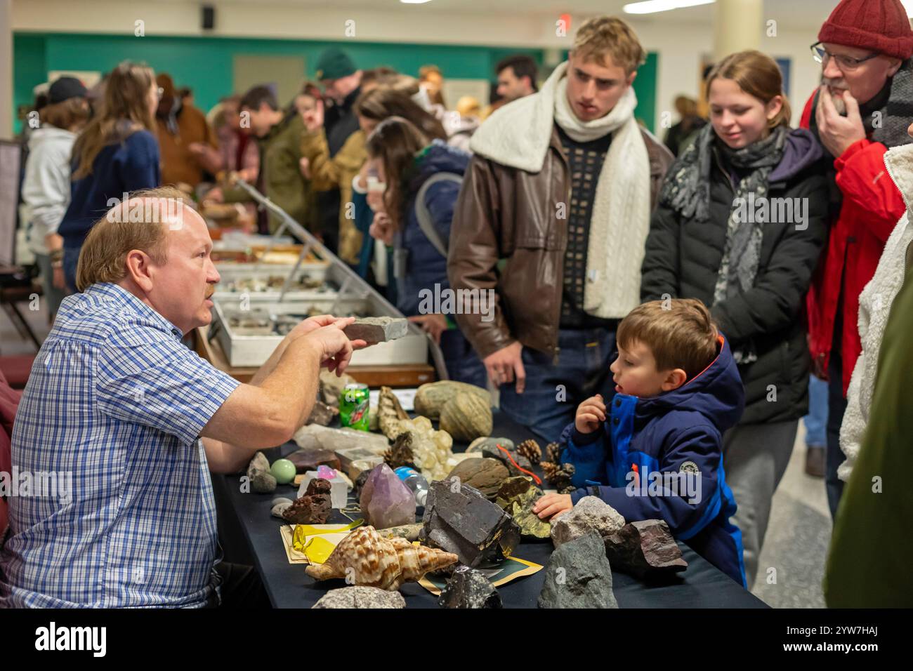 Detroit, Michigan - Un professeur explique les roches et les minéraux aux visiteurs du musée minéral de la Wayne State University le soir de Noël. Le Noe annuel Banque D'Images