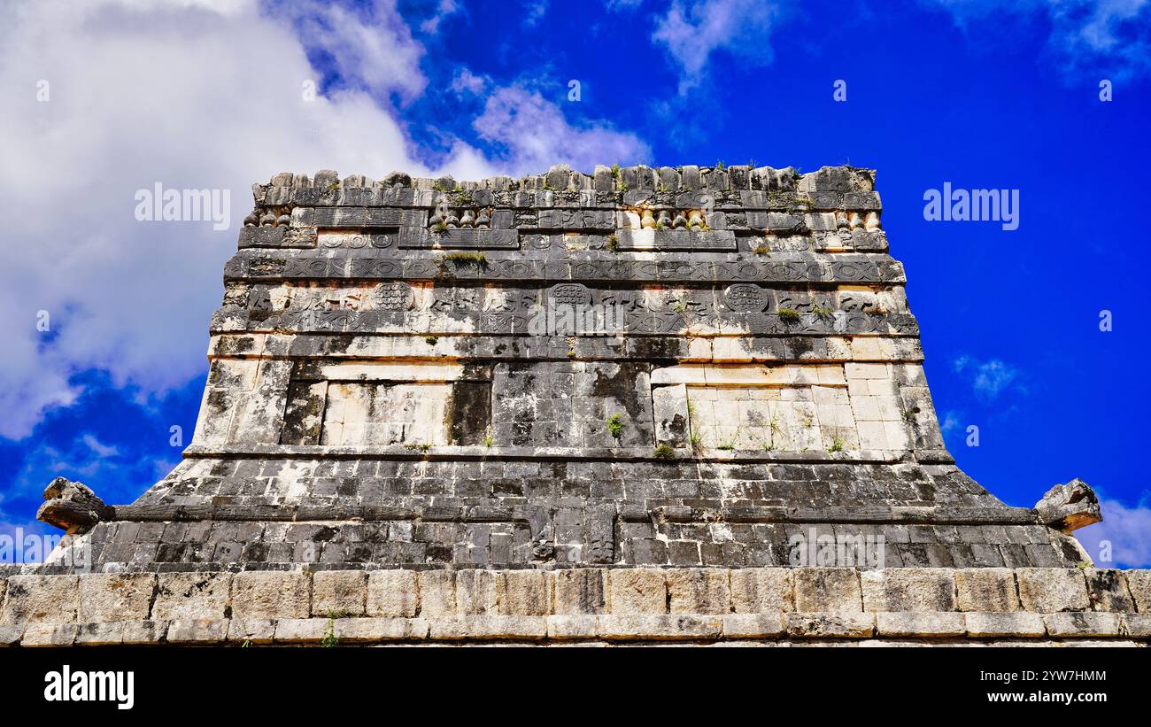 Frise Jaguars avec motifs mayas et décorations en relief sur le temple des Jaguars près de la Grande cour de balle ou Juego de Pelota, Chichen Itza, Mexique Banque D'Images