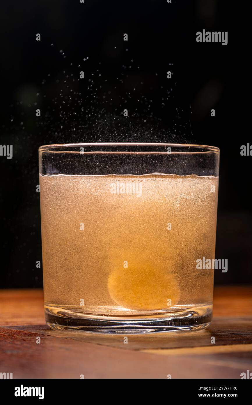 Comprimé effervescent de vitamine C se dissolvant dans l'eau Banque D'Images