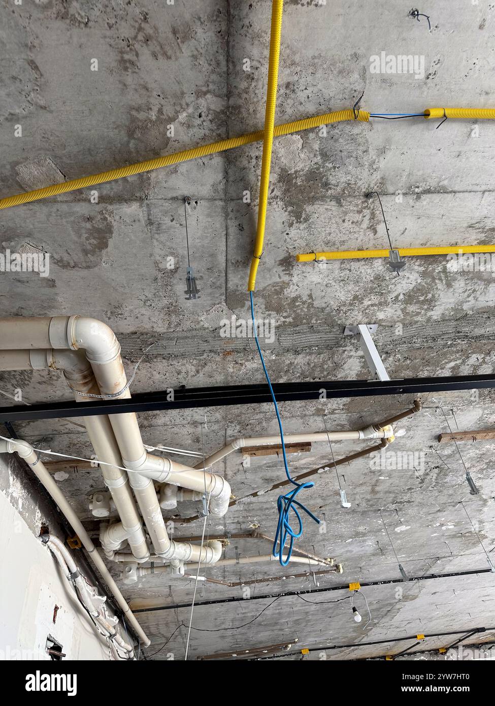 Installation de plafond avec tuyaux et conduits dans le chantier de construction de bâtiment Banque D'Images