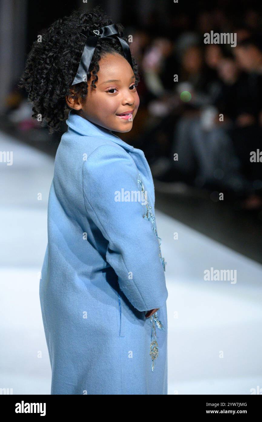 Toronto, ON, Canada - 7 décembre 2024 : un mannequin marche sur la piste de la collection Olesia Lazovaia pendant le défilé de mode de la semaine de la mode pour enfants de Toronto Banque D'Images