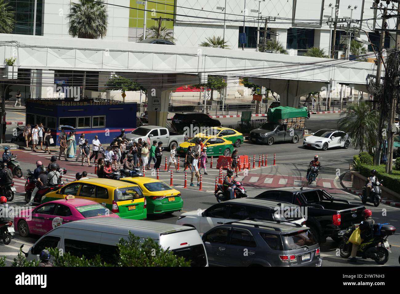 Bangkok, Thaïlande - 26 novembre 2024 : embouteillage à l'intersection de la route. La circulation de Bangkok est généralement très fréquentée pendant les heures de pointe. Banque D'Images