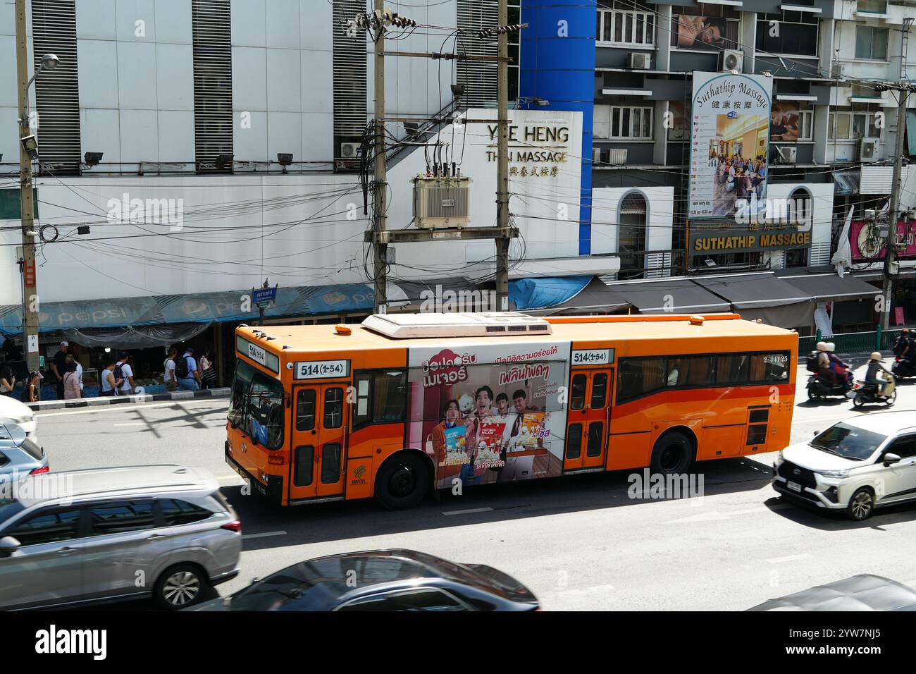 Bangkok, Thaïlande - 26 novembre 2024 : bus public vintage ou ancien circulant sur la circulation à Bangkok, Thaïlande. Banque D'Images