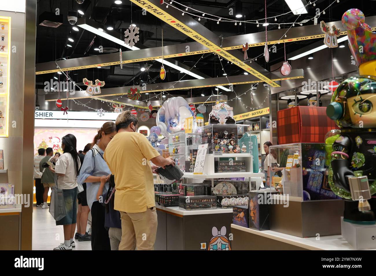 Bangkok, Thaïlande - 26 novembre 2024 : les gens vérifient les jouets au magasin de jouets Pop Mart Banque D'Images