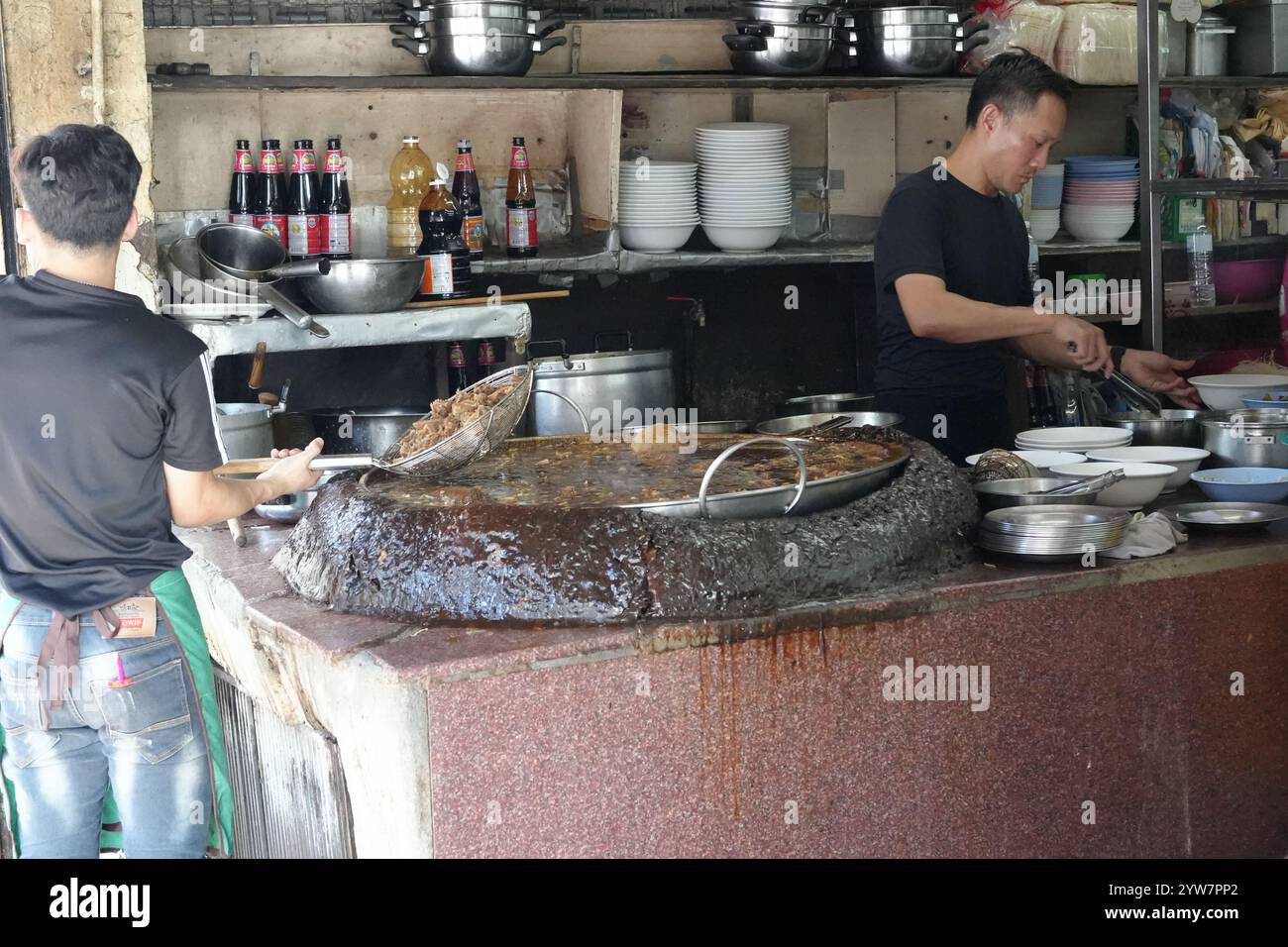 Bangkok, Thaïlande - 26 novembre 2024 : une grande casserole pleine de bœuf cuit et de viande de chèvre est vue dans le restaurant Wattana Panich, l'un des plus célèbres chinois Banque D'Images