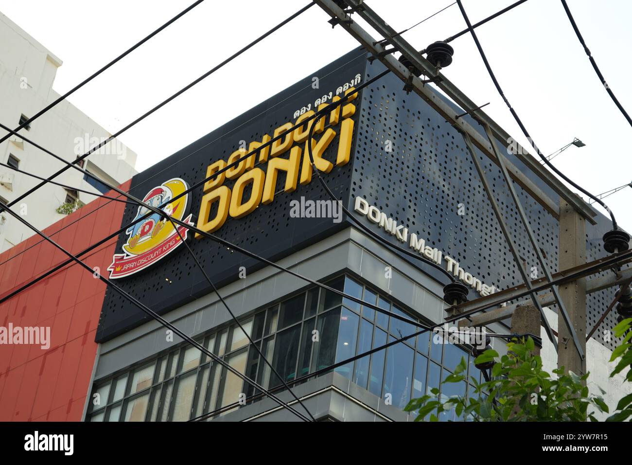 Bangkok, Thaïlande - 26 novembre 2024 : le magasin de rabais populaire Don Donki (Don Quijote) du Japon est ouvert aux touristes à Bangkok Thaïlande Banque D'Images