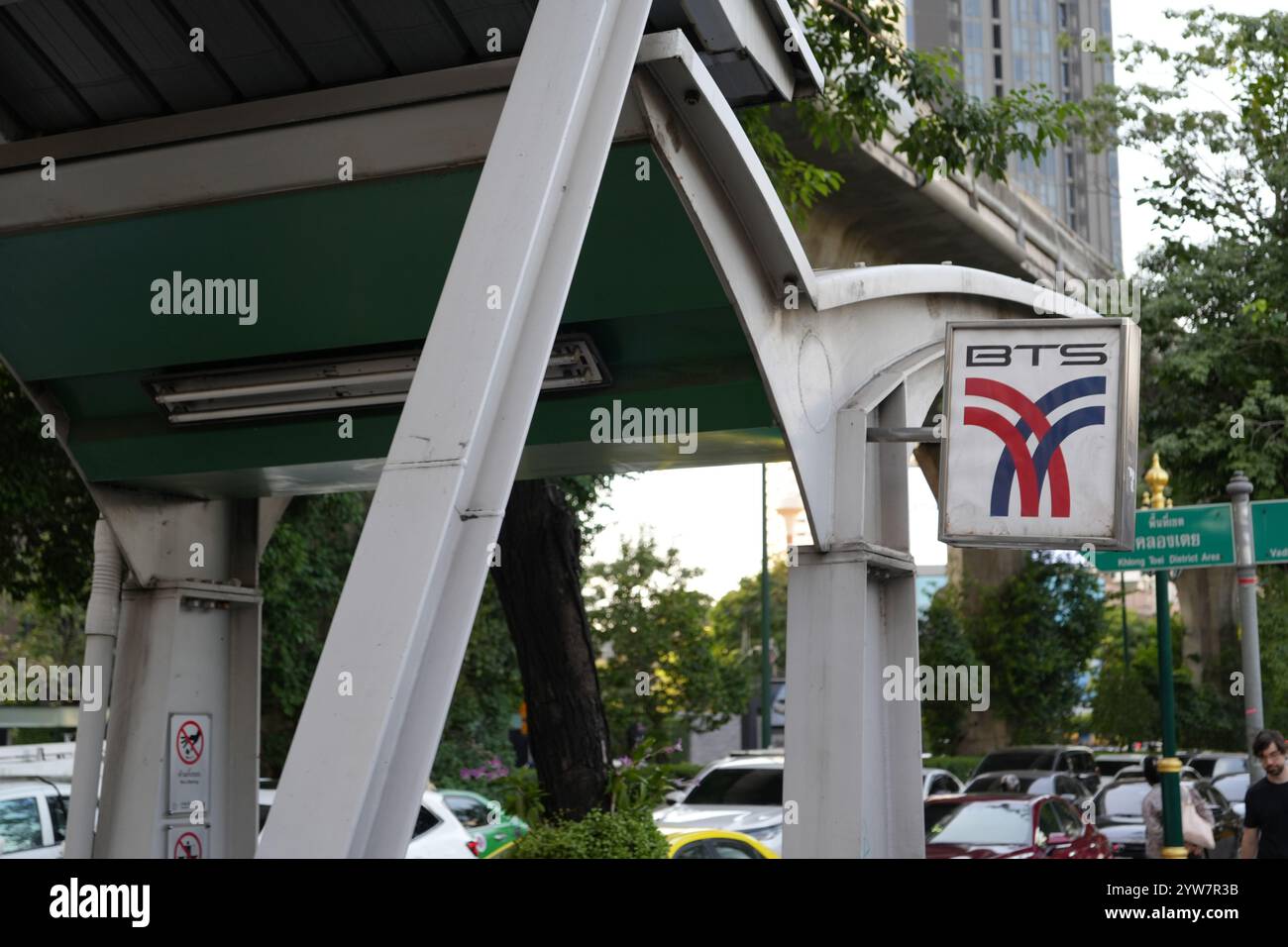Bangkok, Thaïlande - 26 novembre 2024 : Station de BTS à Bangkok, escaliers d'entrée Banque D'Images