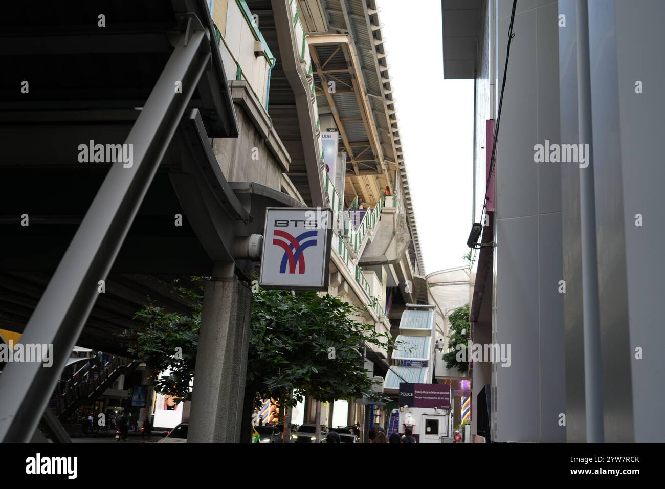 Bangkok, Thaïlande - 26 novembre 2024 : Station de BTS à Bangkok, escaliers d'entrée Banque D'Images