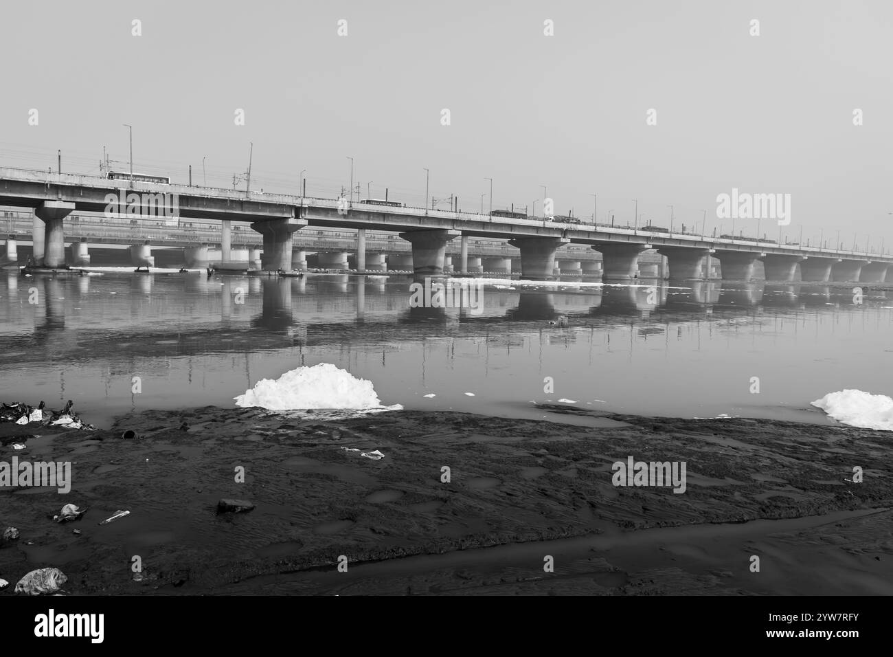 pont routier avec rivière polluée avec effluents industriels et domestiques mousse toxique en noir et blanc image est prise à yamuna rivière okhla barrage delh Banque D'Images