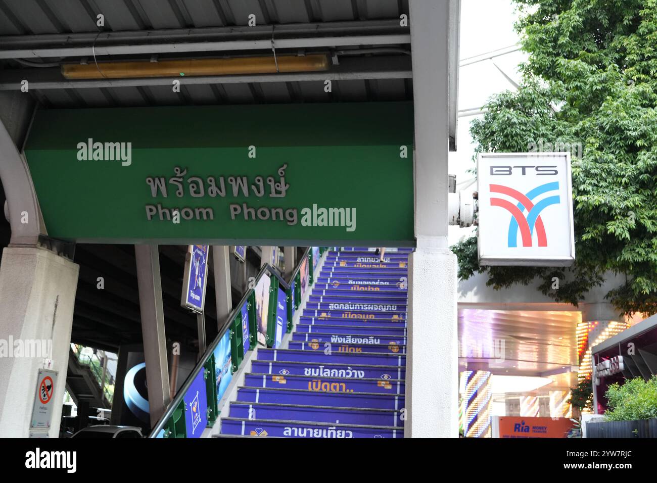 Bangkok, Thaïlande - 26 novembre 2024 : BTS Station à Bangkok, escalier d'entrée phrom phong Banque D'Images