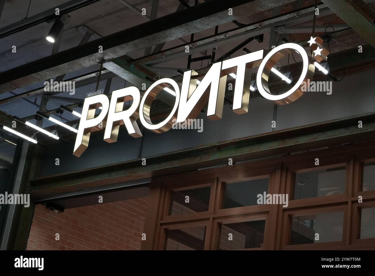 Bangkok, Thaïlande - 26 novembre 2024 : Pronto Denim est une marque de magasin de vêtements de qualité, offrant des vêtements pour hommes, y compris des vêtements et des chaussures, situé à Banque D'Images