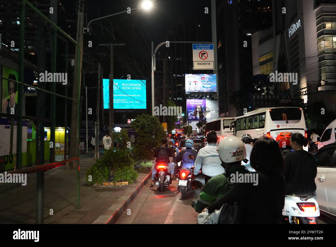 Bangkok, Thaïlande - 26 novembre 2024 : L'atmosphère des rues la nuit après la pluie. Regarde les embouteillages d'un côté de la route. Banque D'Images