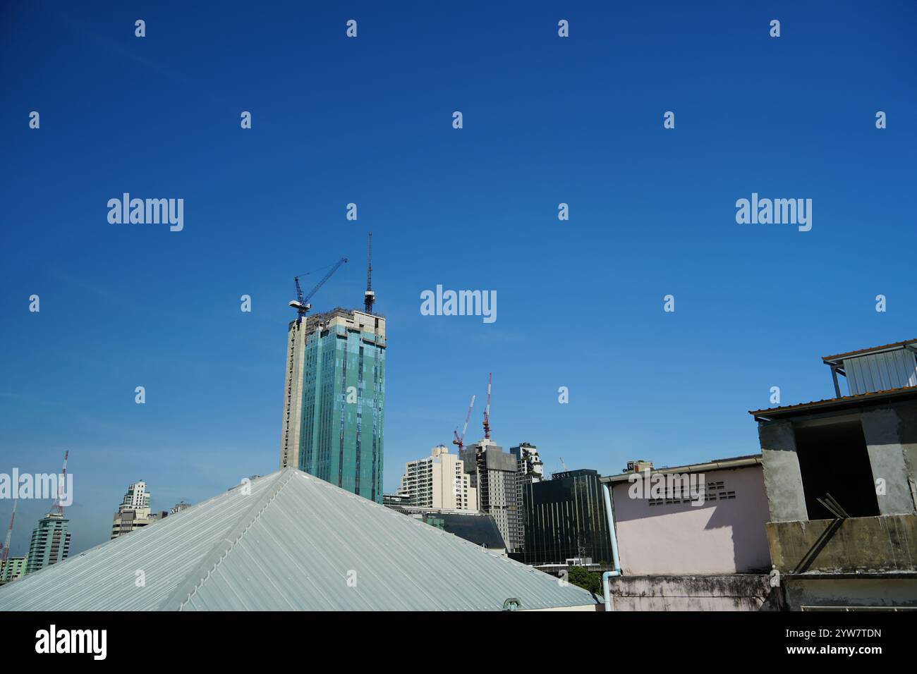 Haut de l'immeuble de bureaux d'affaires élevé sur fond de ciel bleu Banque D'Images