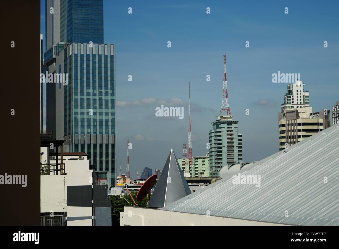 Vue sur le paysage urbain de Bangkok. Paysage urbain moderne entouré d'un bâtiment architectural avec lumière du jour et ciel bleu. Thème d'arrière-plan de l'entreprise Banque D'Images