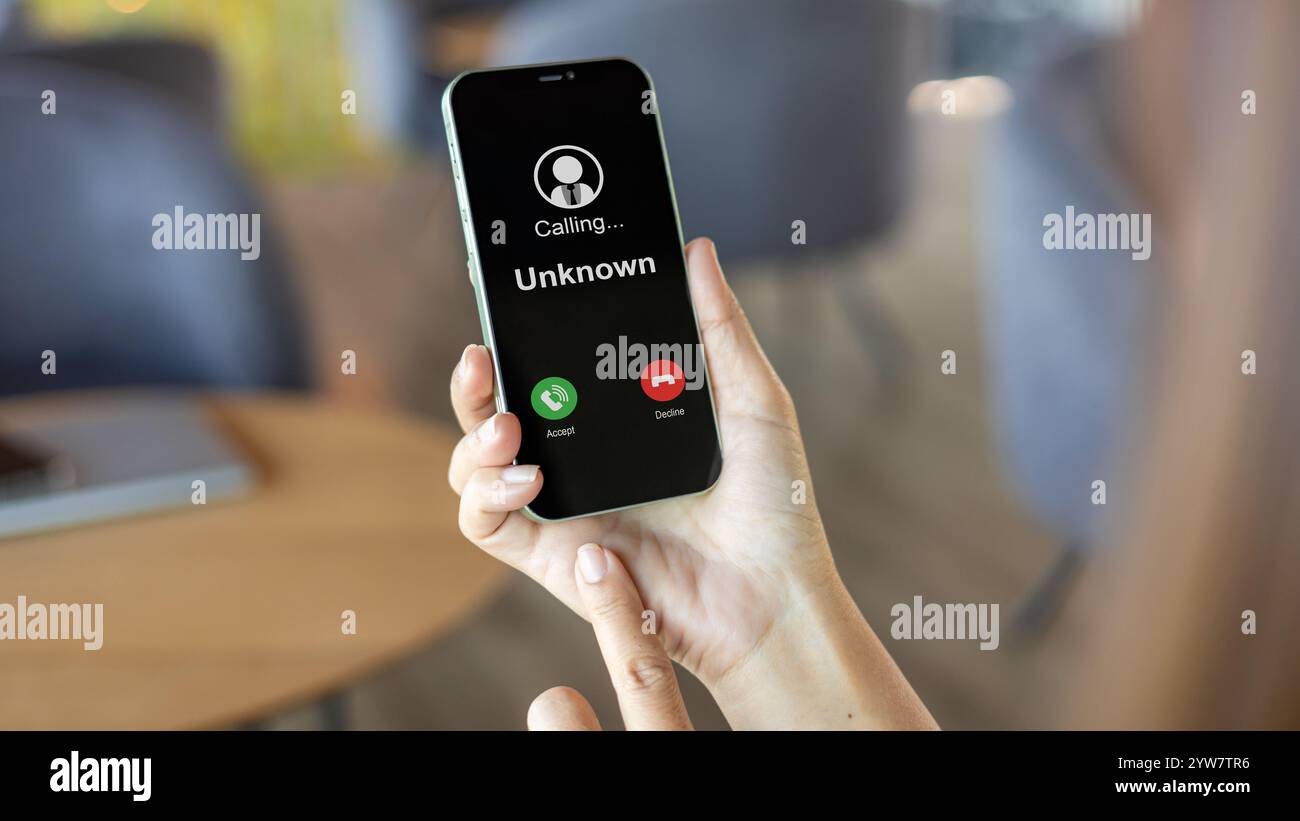 Arnaque avec téléphone portable, femme reçoit un appel téléphonique d'un numéro inconnu, concept d'escrocs ou d'étrangers, fraude et contact pour vendre mobile interne Banque D'Images