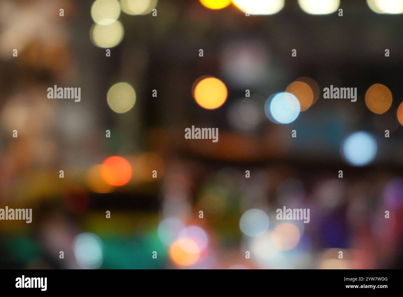 Vue floue de la rue avec des lumières à la nuit pluvieuse d'hiver. Arrière-plan des lumières bokeh. Photographie artistique abstraite. Banque D'Images