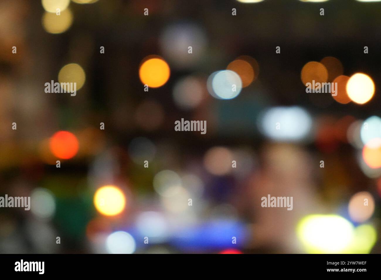 Une image floue de rue de ville la nuit. Abstrait flou urbain rue de la ville avec bokeh d'éclairage pour l'arrière-plan. Banque D'Images