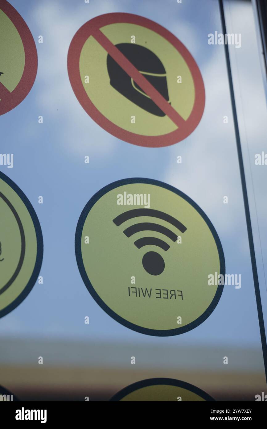 Panneau WIFI gratuit sur la fenêtre vitrée Banque D'Images