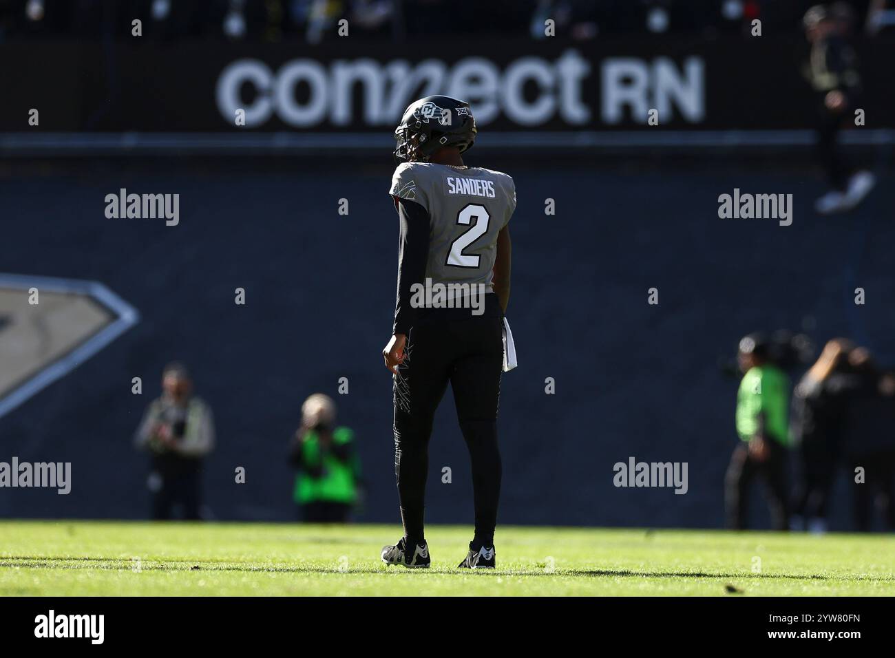 Colorado quarterback Shedeur Sanders (2) walks between plays during an NCAA college football game against Utah, Saturday, Nov. 16, 2024, in Boulder, Colo. Colorado defeated Utah 49-24. (Aaron M. Sprecher via AP) Banque D'Images