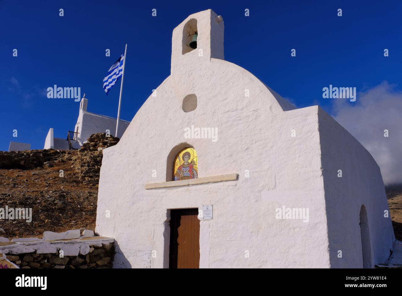 IOS : chapelle Agios Georgios avec mosaïques et chapelle Agios Nikolaos avec drapeau grec sur la colline rocheuse de la ville de iOS (Io) Chora, iOS, île des Cyclades, Grèce Banque D'Images
