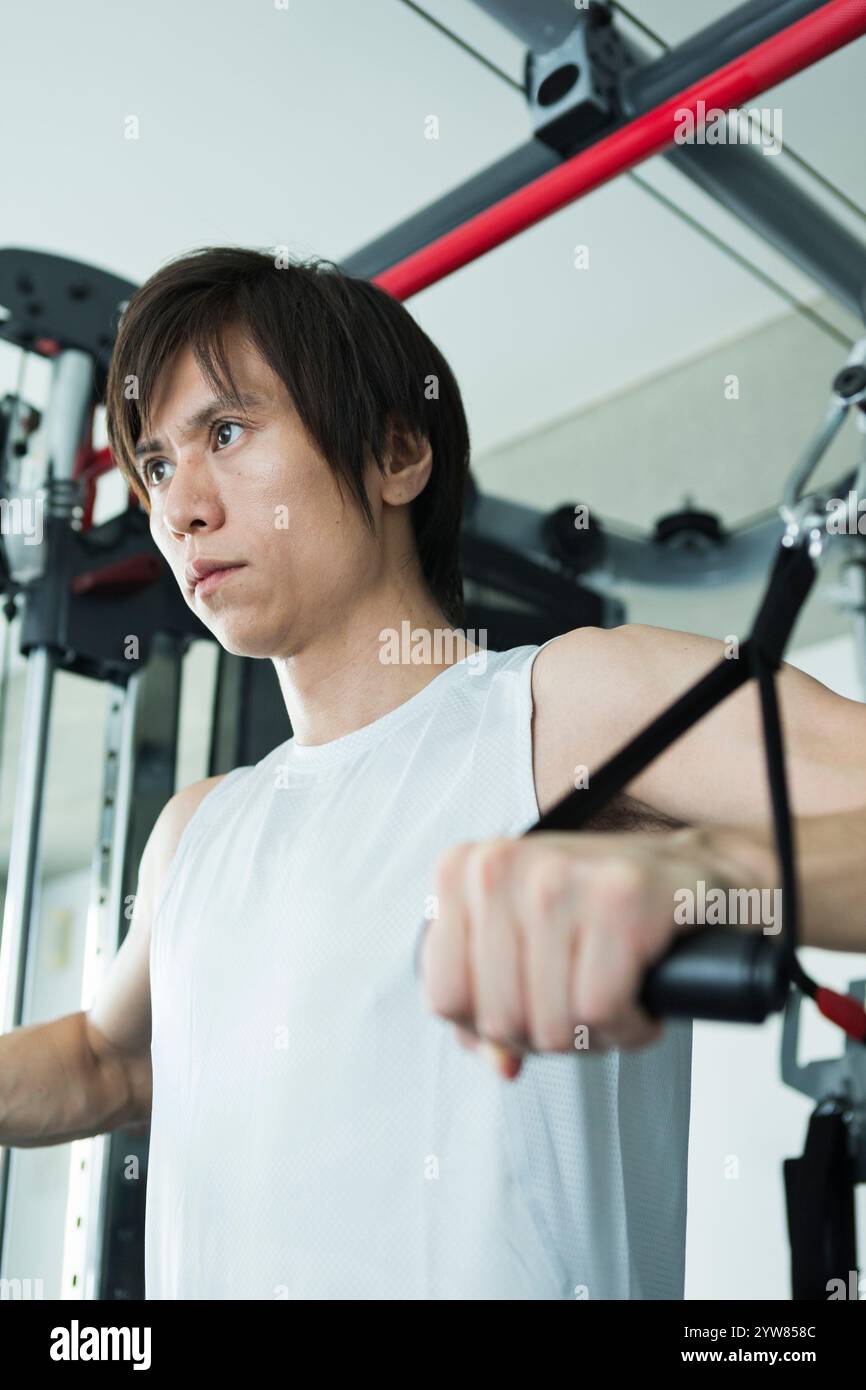 Jeune homme qui s'entraîne au gymnase Banque D'Images