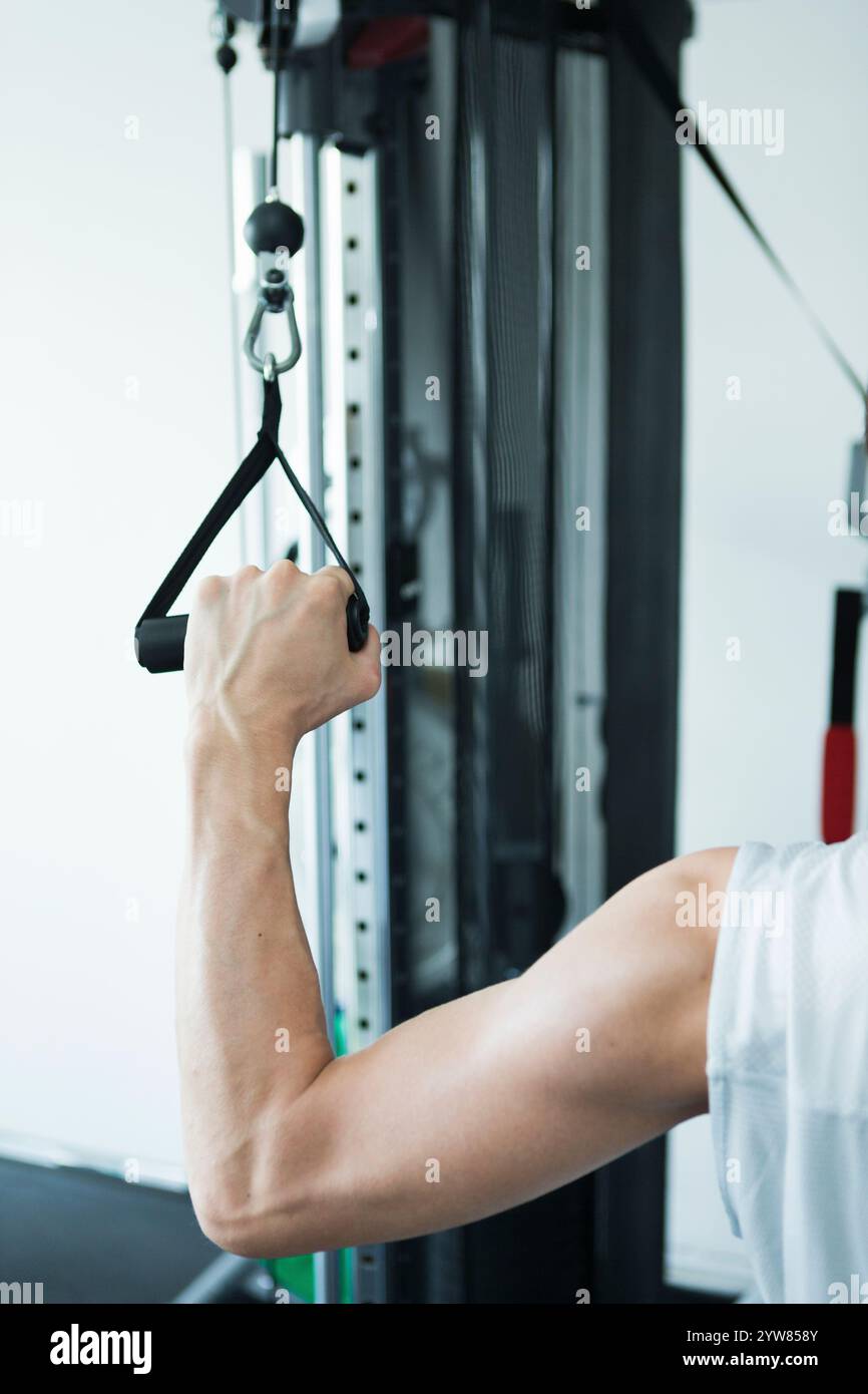 Entrainement des mains d'un homme au gymnase Banque D'Images