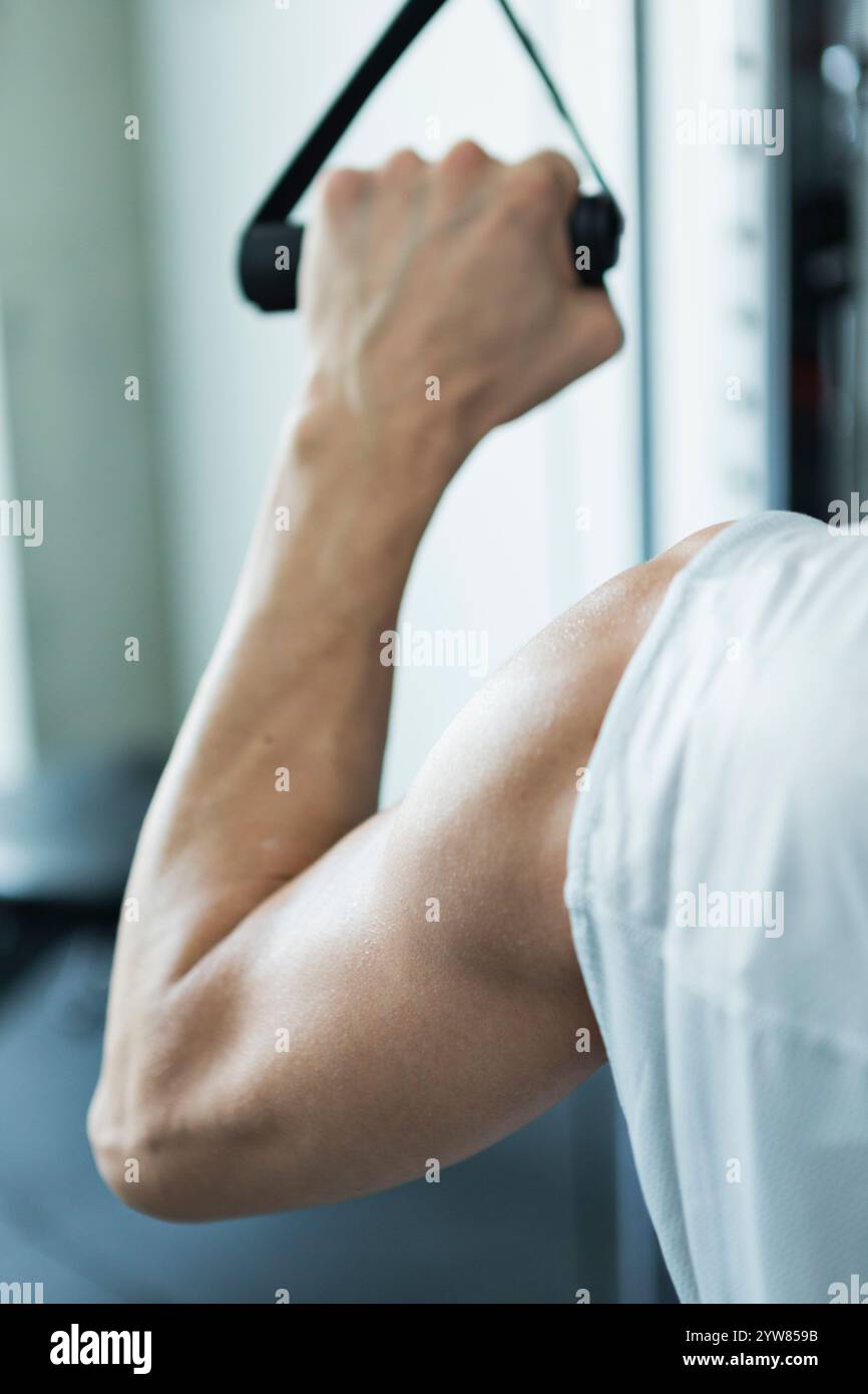 Entrainement des mains d'un homme au gymnase Banque D'Images