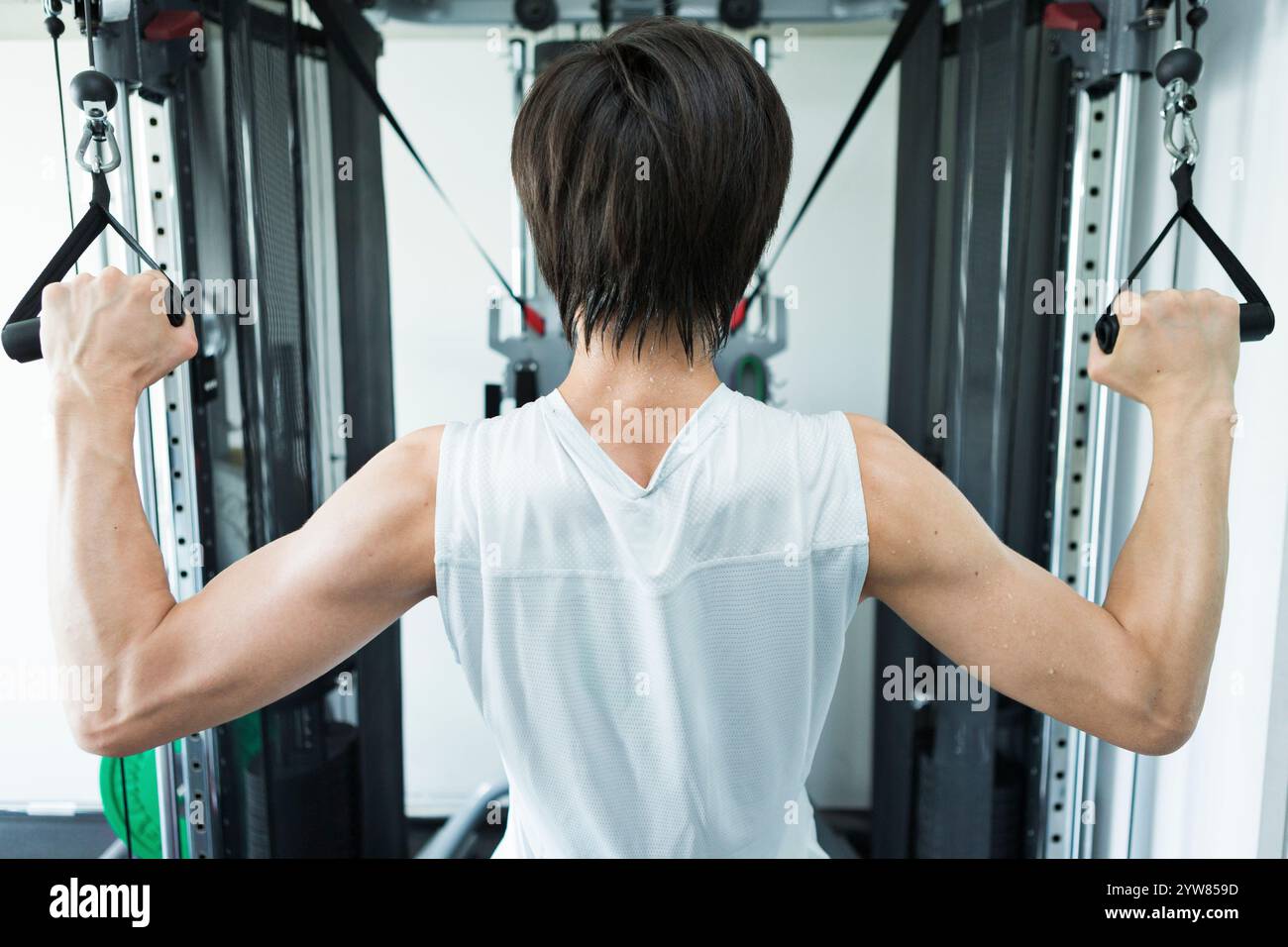 Vue arrière de l'entraînement de l'homme au gymnase Banque D'Images