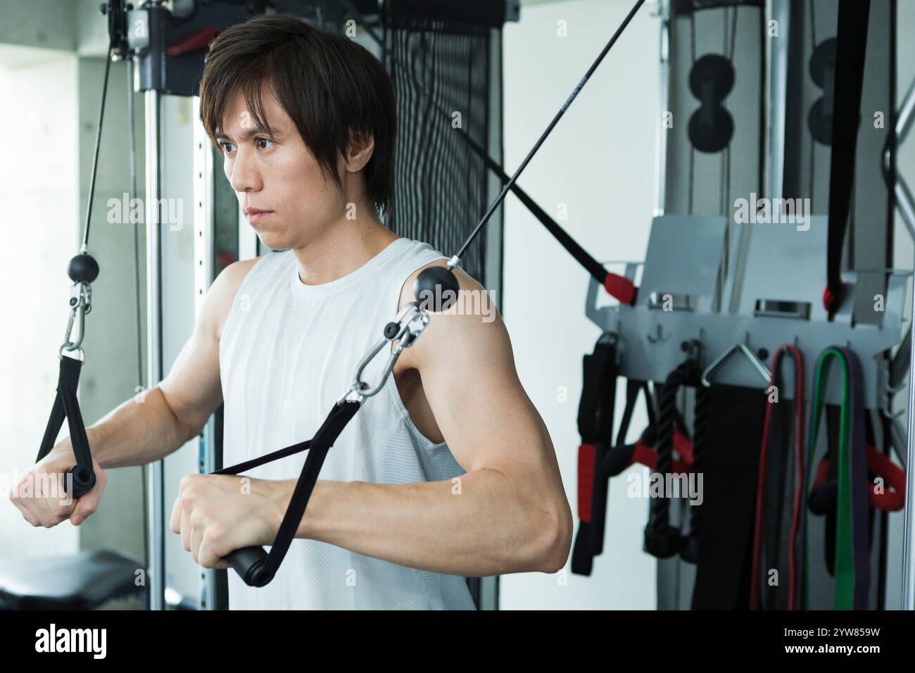 Jeune homme qui s'entraîne au gymnase Banque D'Images