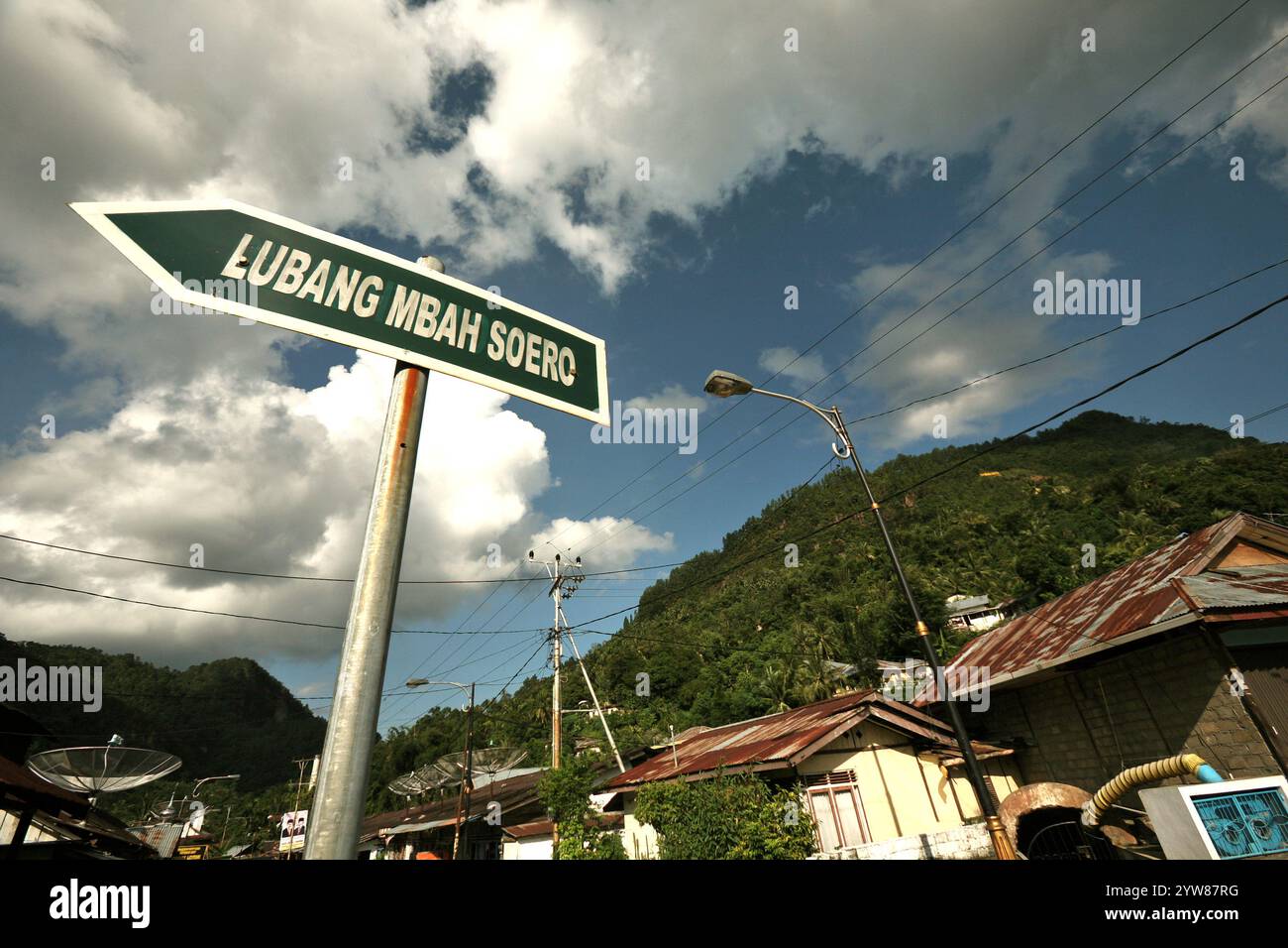 Un panneau indiquant le tunnel souterrain d'extraction de charbon à Sawahlunto, une ancienne ville minière de Sumatra occidentale, en Indonésie. Banque D'Images