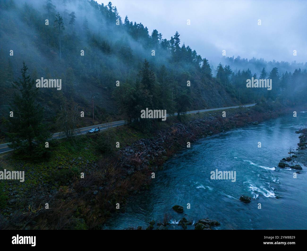 La rivière Smith à l'extérieur du parc d'État jedediah smith Redwoods en Californie du Nord au crépuscule. Des conditions brumeuses et brumeuses s'installent au-dessus de la forêt. Banque D'Images