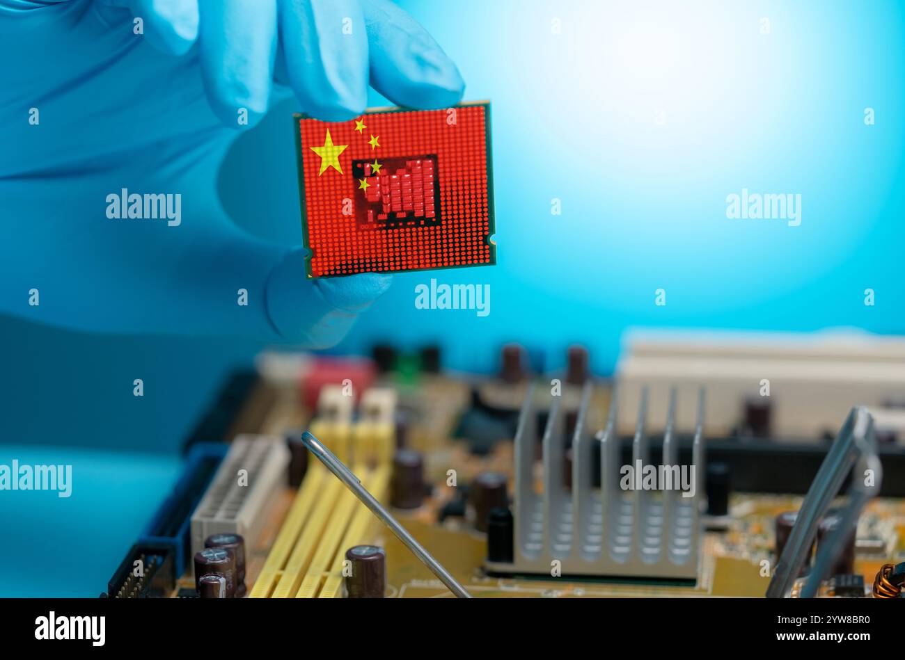 L'industrie chinoise des semi-conducteurs avec un ingénieur électronique présentant une puce informatique. Innovation, fabrication de processeurs et de cartes mères, et le pays Banque D'Images