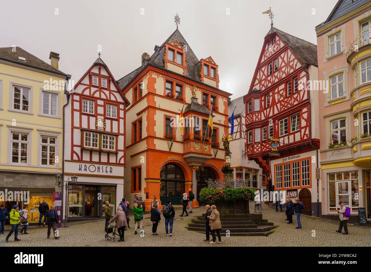 Bernkastel-Kues, Allemagne - 12 octobre 2024 : scène de rue avec divers bâtiments, locaux et visiteurs, dans la ville Bernkastel-Kues, la Moselle v Banque D'Images